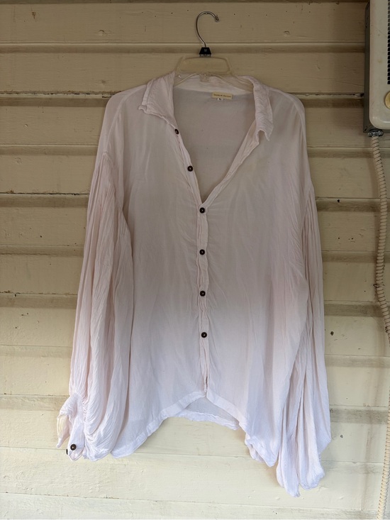 Tops - Garden of Heathens white button up blouse with a flowy fit